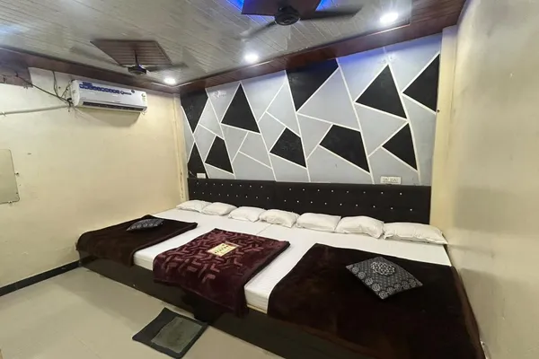 Kanha Palace - room family suite geometric ceiling